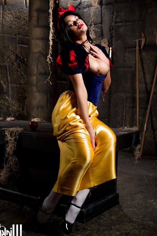 16P La morena Jessica es una MILF cosplay con grandes tetas y culo apretado