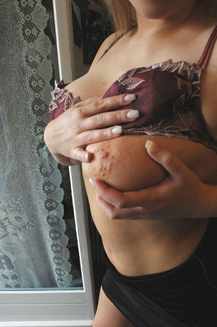 21P La voluptuosa rubia Zdenka K se desnuda y muestra sus tetillas naturales