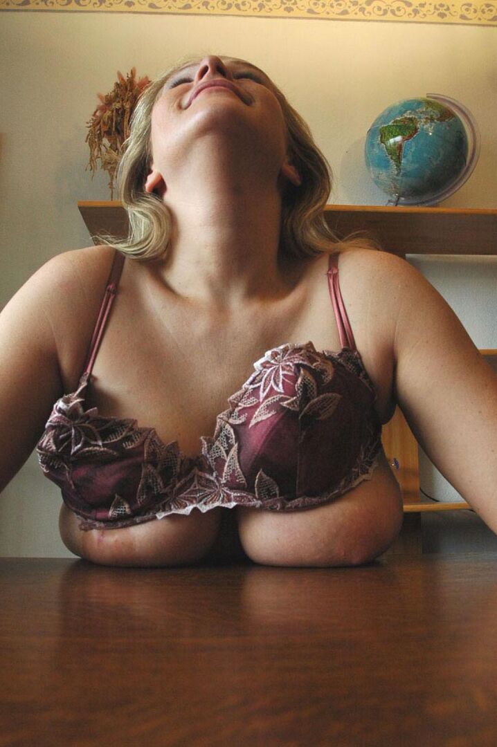 21P La voluptuosa rubia Zdenka K se desnuda y muestra sus tetillas naturales