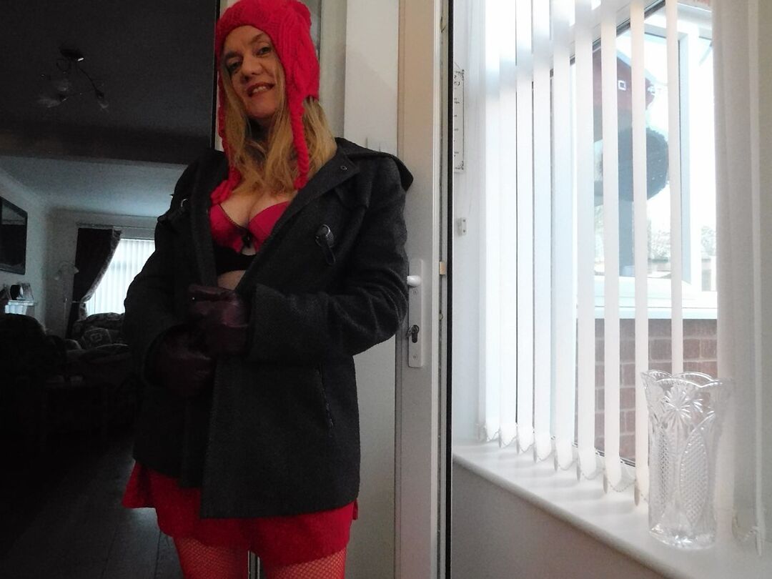 20P La amateur británica Lily May descubre sus grandes tetas con guantes hasta el codo