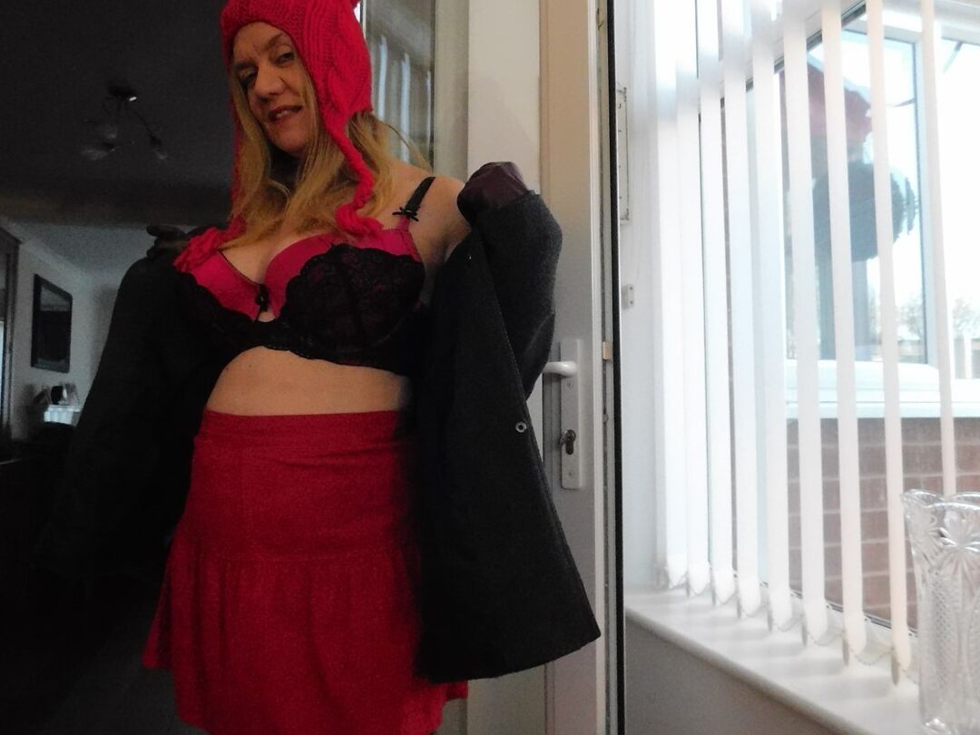 20P La amateur británica Lily May descubre sus grandes tetas con guantes hasta el codo