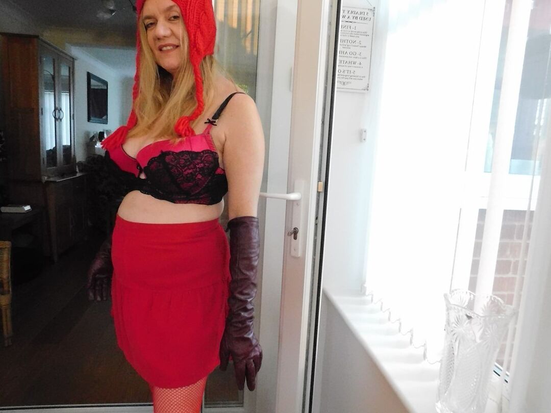 20P La amateur británica Lily May descubre sus grandes tetas con guantes hasta el codo