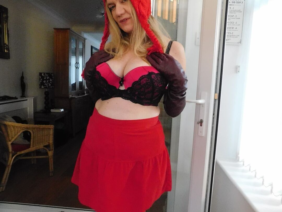 20P La amateur británica Lily May descubre sus grandes tetas con guantes hasta el codo