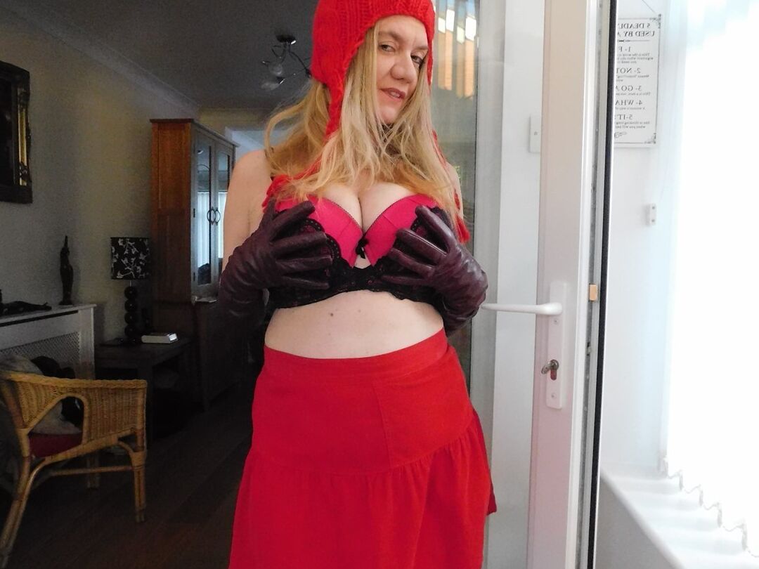 20P La amateur británica Lily May descubre sus grandes tetas con guantes hasta el codo