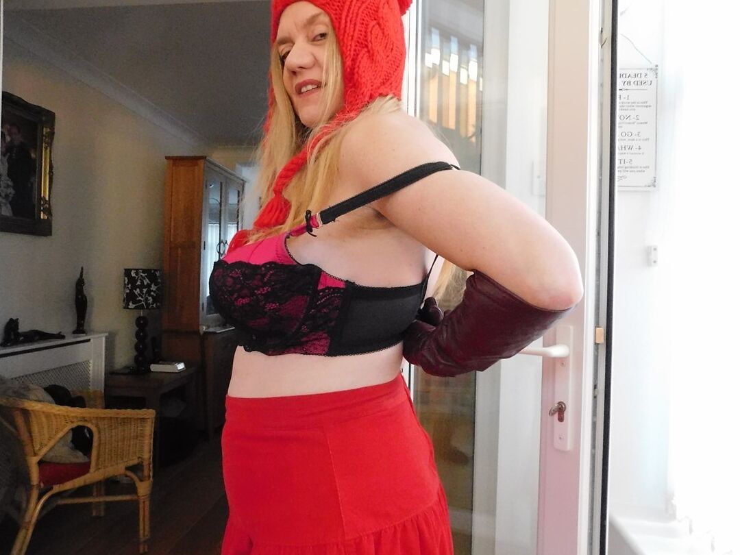 20P La amateur británica Lily May descubre sus grandes tetas con guantes hasta el codo