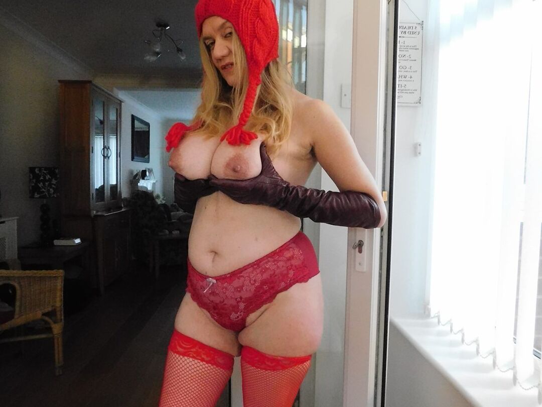 20P La amateur británica Lily May descubre sus grandes tetas con guantes hasta el codo