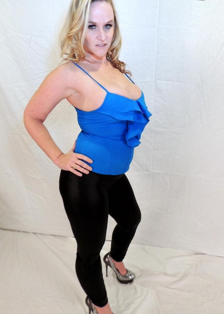 17P La rubia de mediana edad Dee Siren muestra su amplio escote en leggings negros