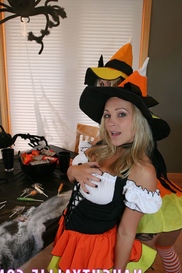 20P Sammy et NaughtyAllie se déguisent en sorcières pour s'amuser lesbiennes à Halloween