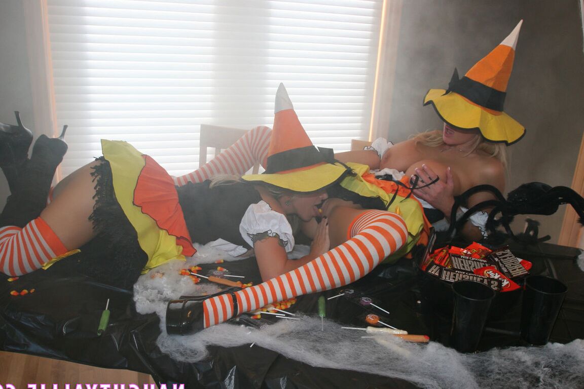 20P Sammy et NaughtyAllie se déguisent en sorcières pour s'amuser lesbiennes à Halloween