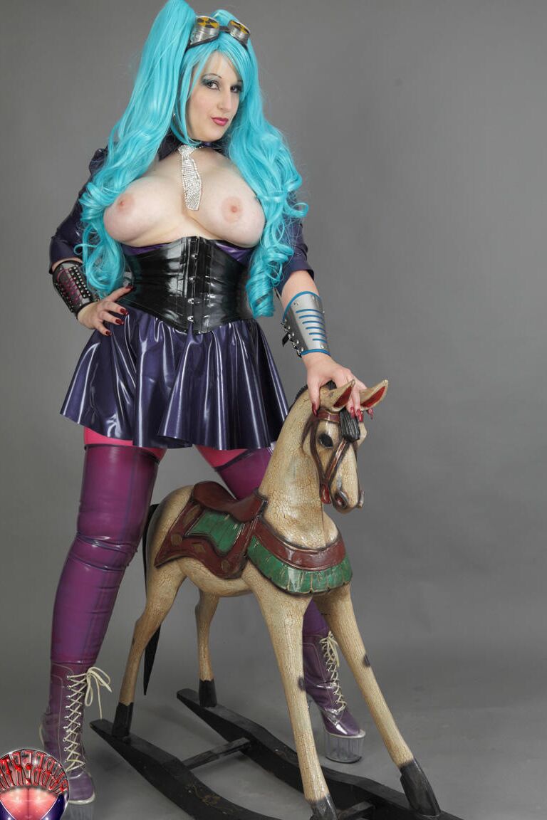 16P コスプレ愛好家ダークウィング ゼロが木馬の上で巨乳を剥き出しにする