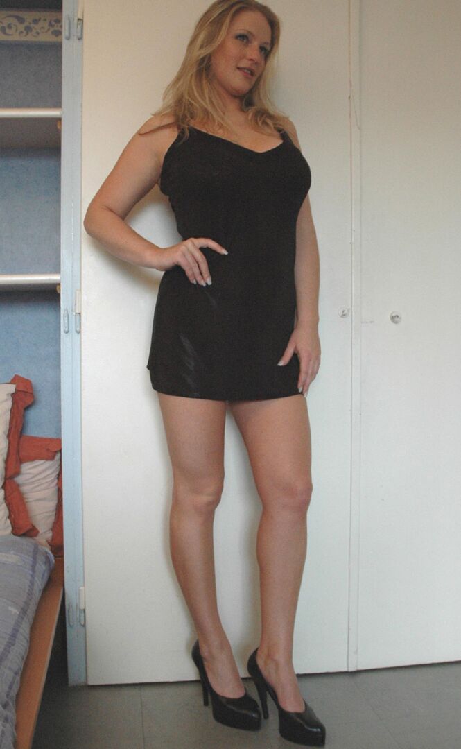 21P Hermosa MILF amateur con vestido negro Zdenka K expone sus sexys piernas y culo