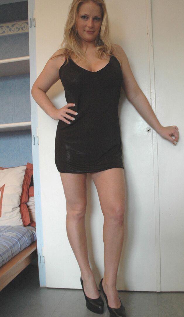 21P Hermosa MILF amateur con vestido negro Zdenka K expone sus sexys piernas y culo