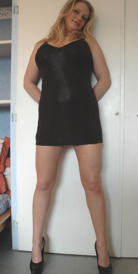 21P Hermosa MILF amateur con vestido negro Zdenka K expone sus sexys piernas y culo