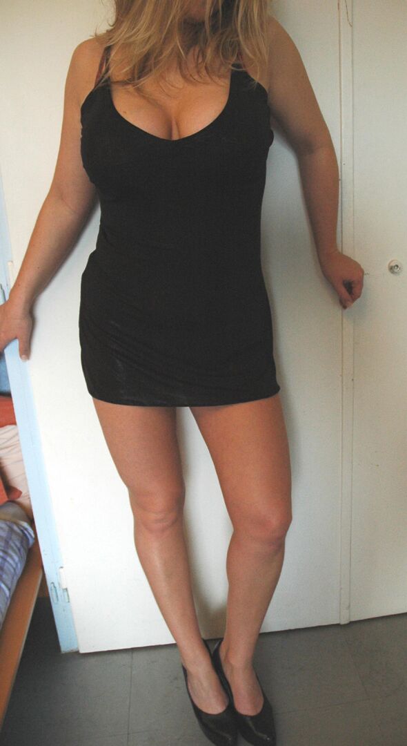 21P Hermosa MILF amateur con vestido negro Zdenka K expone sus sexys piernas y culo