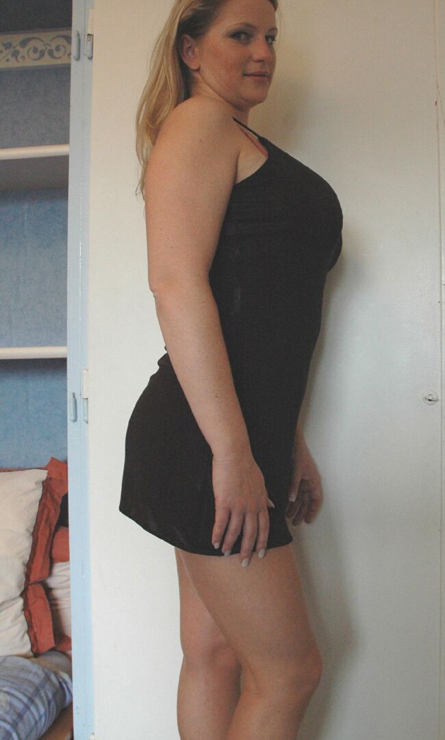 21P Hermosa MILF amateur con vestido negro Zdenka K expone sus sexys piernas y culo