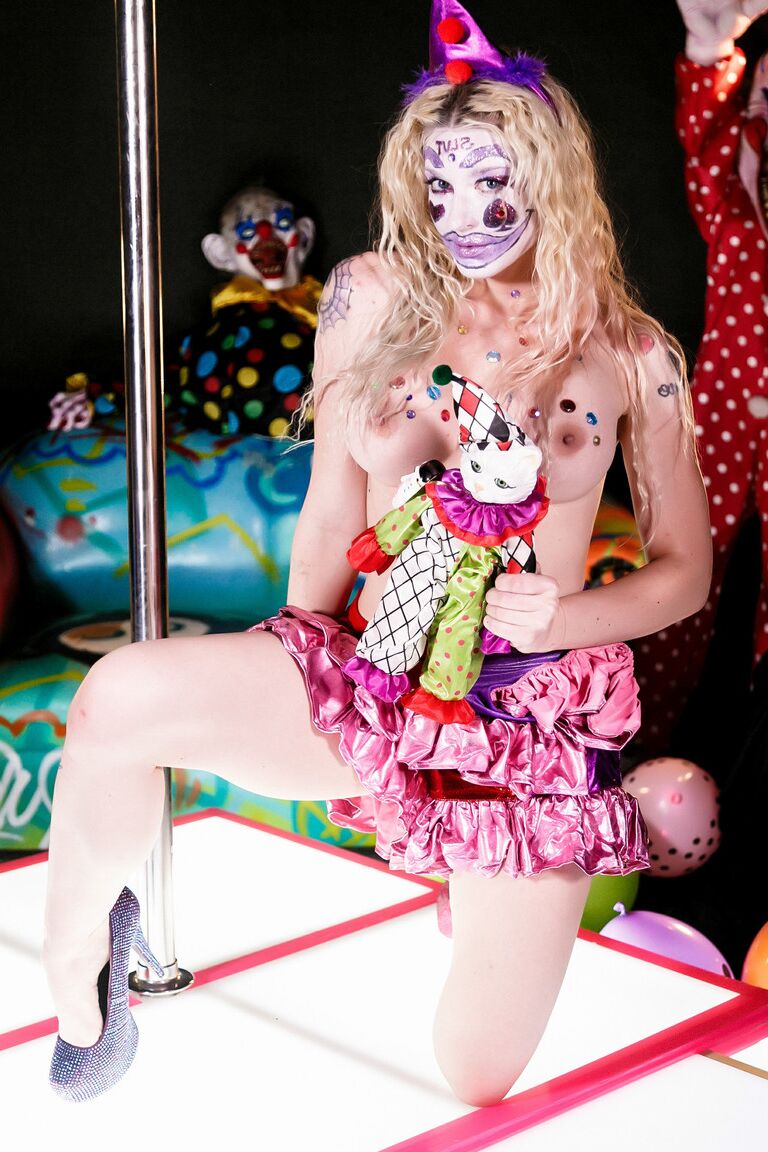 21P La stripper rubia payaso Leya Falcon muestra sus tetas y posa con tacones altos