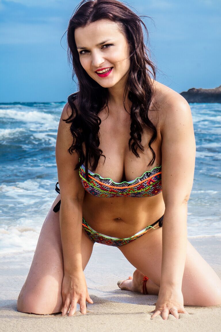 15P Mãe amadora com bunda grande Maria Mia posa de biquíni colorido na praia