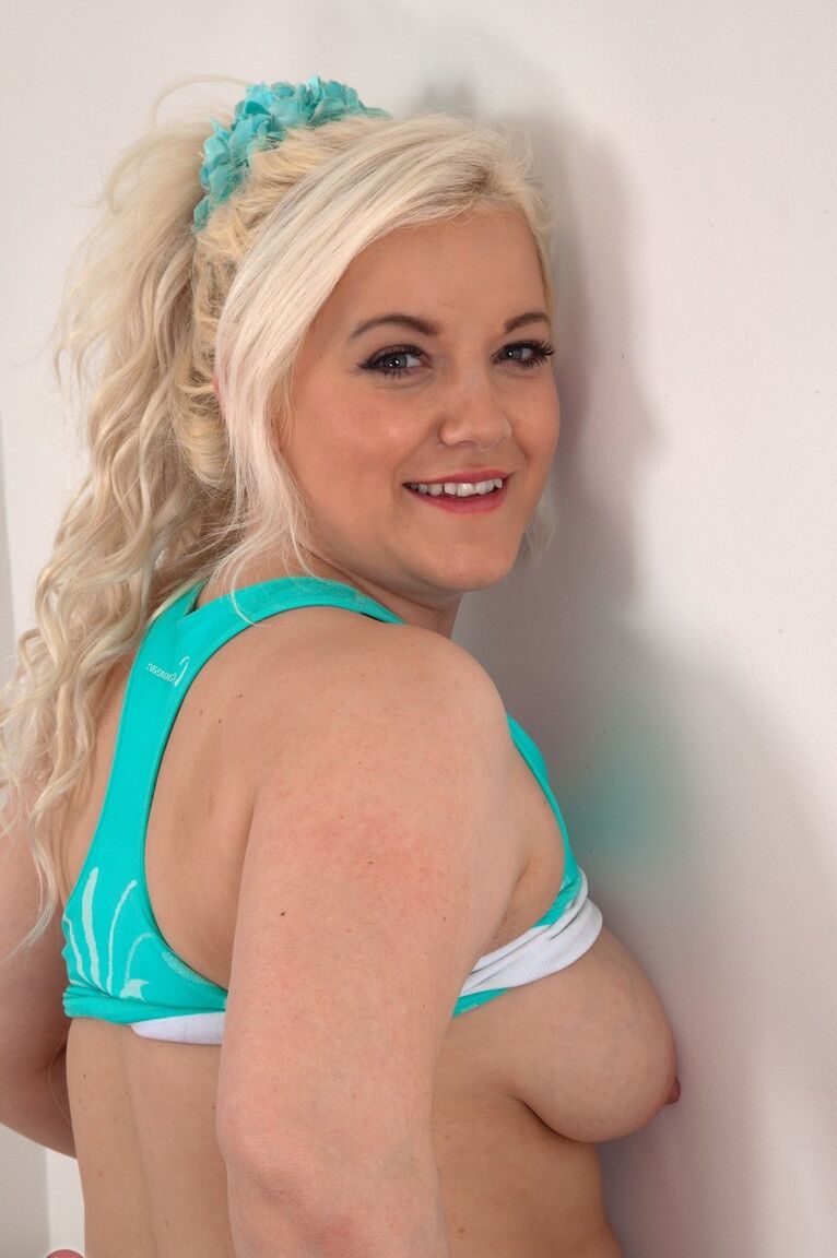21P Loira gordinha amadora Lorissa mostra sua bunda enorme, peitos grandes e regalo peludo