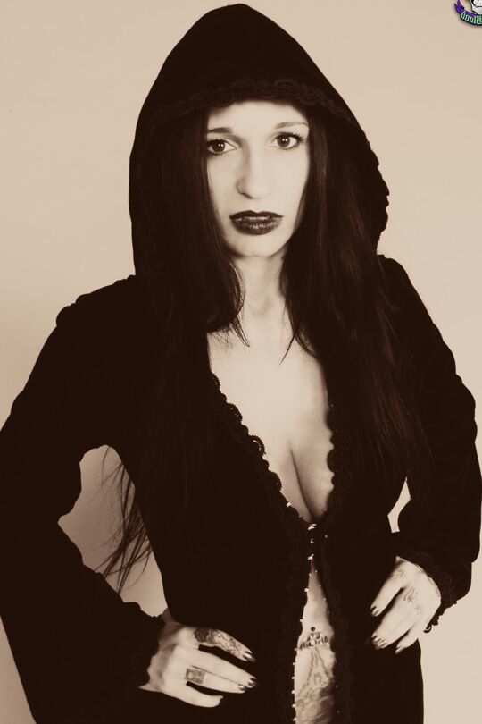 15P Caucasian priestess Lori The Gory sports fangs while showing her big tits