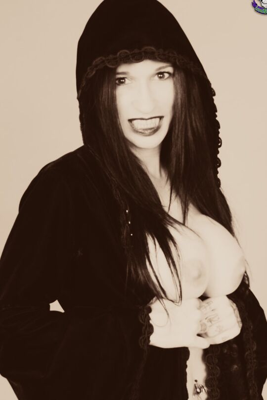 15P Caucasian priestess Lori The Gory sports fangs while showing her big tits