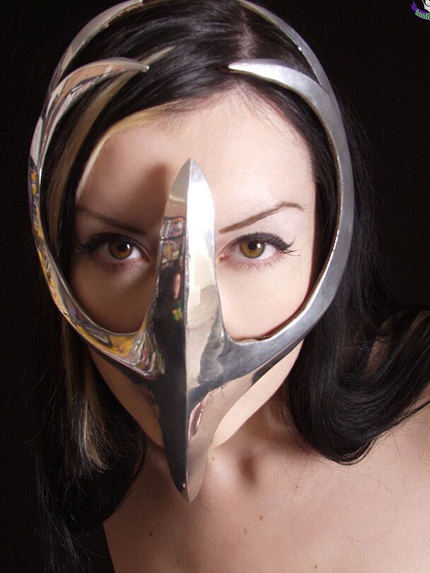 15P Goth Girl Vamp Dahlia Dark tient ses gros naturels portant un masque Cell