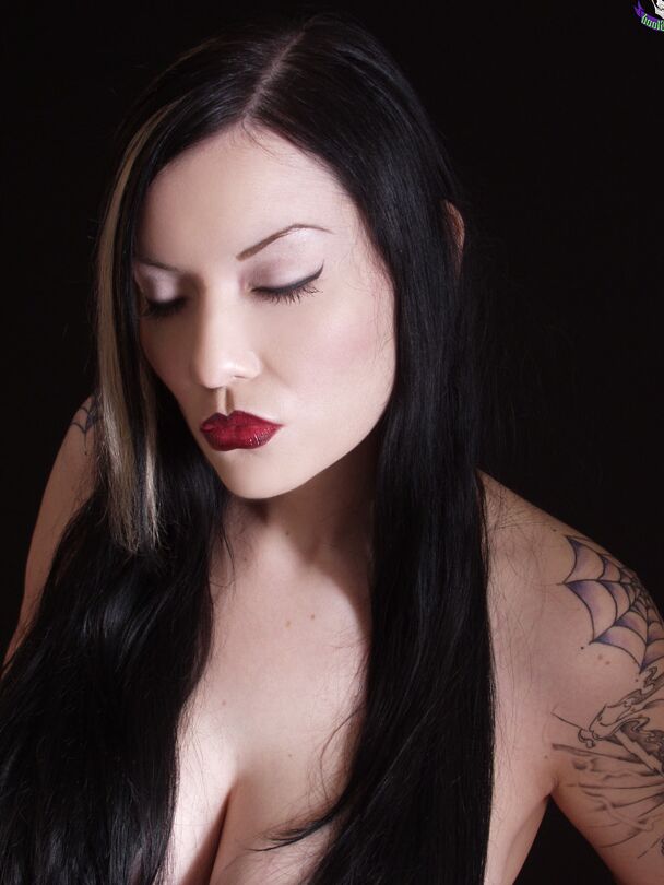 15P Goth Girl Vamp Dahlia Dark tient ses gros naturels portant un masque Cell