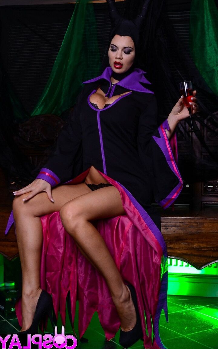 A modelo 14P do Reino Unido Jasmine Jae brinca com sua buceta com piercing em roupas de cosplay