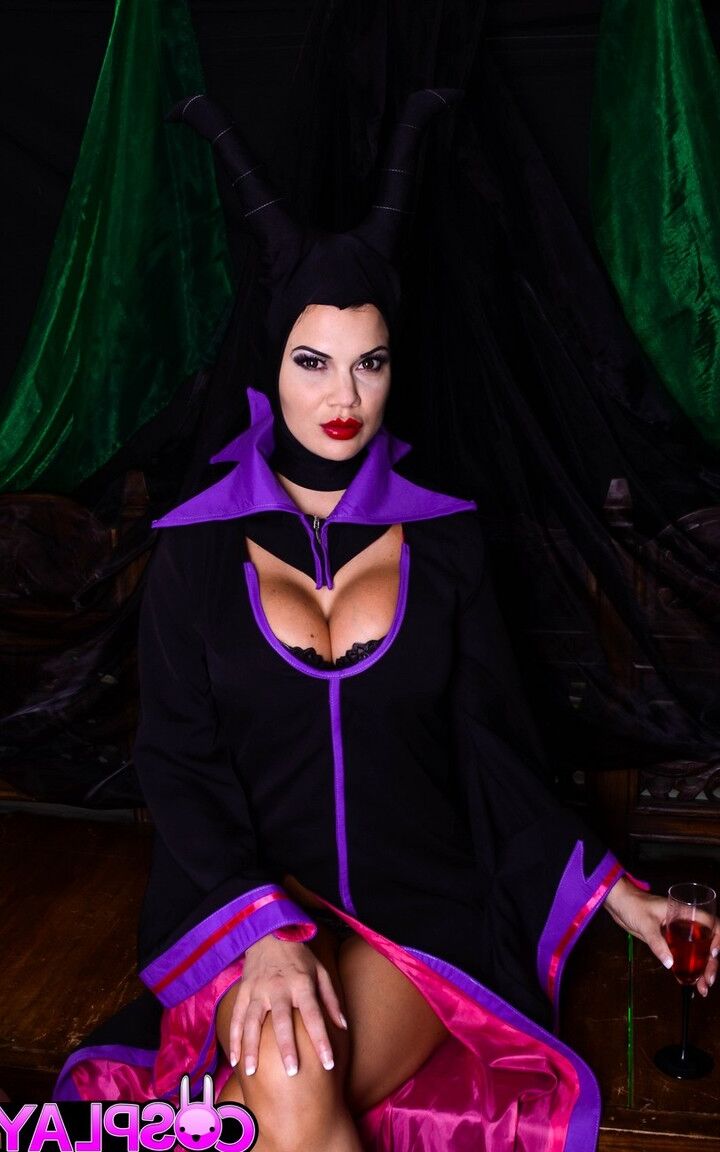 A modelo 14P do Reino Unido Jasmine Jae brinca com sua buceta com piercing em roupas de cosplay