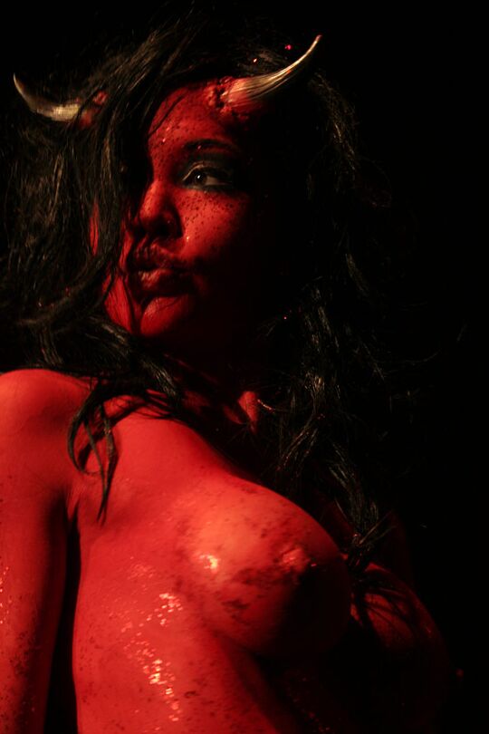 16P Menina asiática em topless Masuimi Max se cobre de óleo usando chifres de diabo