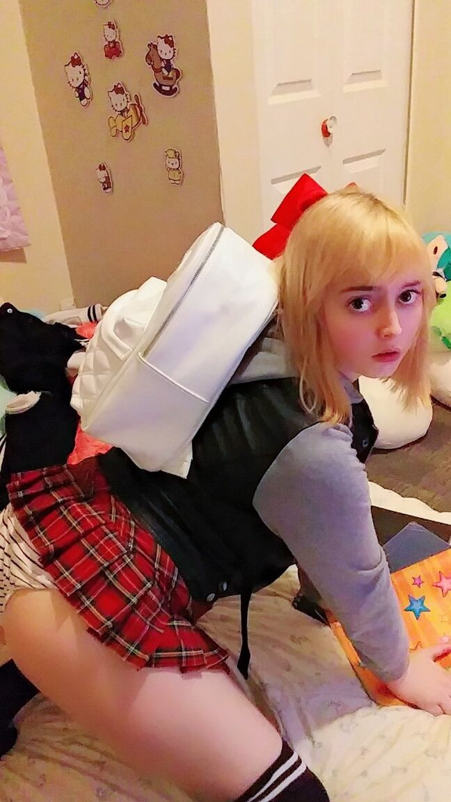 16P La colegiala rubia Rinne Ravine se hace topless y expone sus jugosas tetas naturales
