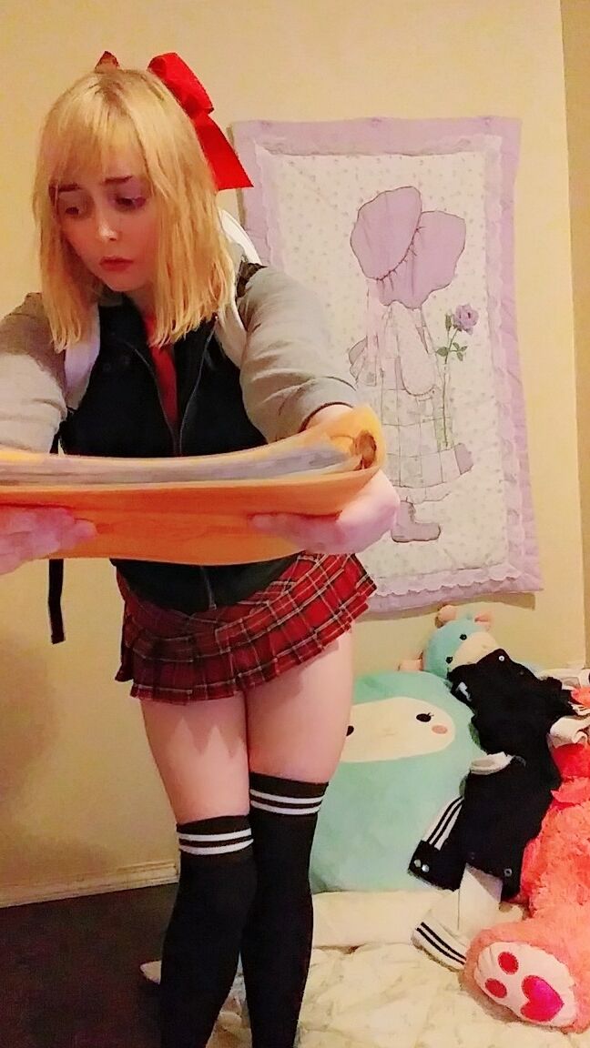 16P La colegiala rubia Rinne Ravine se hace topless y expone sus jugosas tetas naturales
