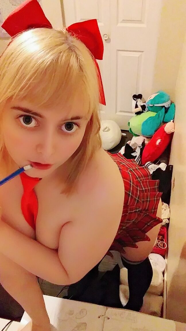 16P La colegiala rubia Rinne Ravine se hace topless y expone sus jugosas tetas naturales