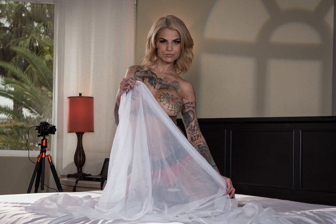 21P A pornstar tatuada Bonnie Rotten espalhando sua buceta em um strip-tease no quarto