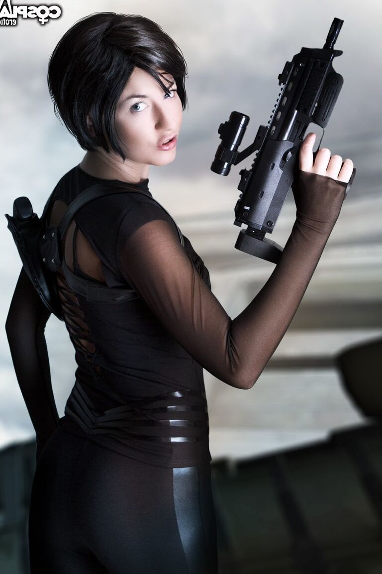 12P Cosplay Erótico Betsie The Monican Spy cosplay nu