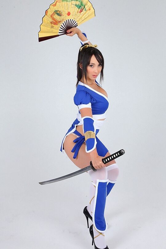 Modelo solo asiática 12P libera seus peitos grandes de sua fantasia de cosplay