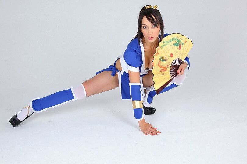 Modelo solo asiática 12P libera seus peitos grandes de sua fantasia de cosplay
