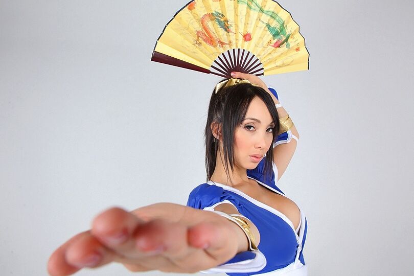 Modelo solo asiática 12P libera seus peitos grandes de sua fantasia de cosplay