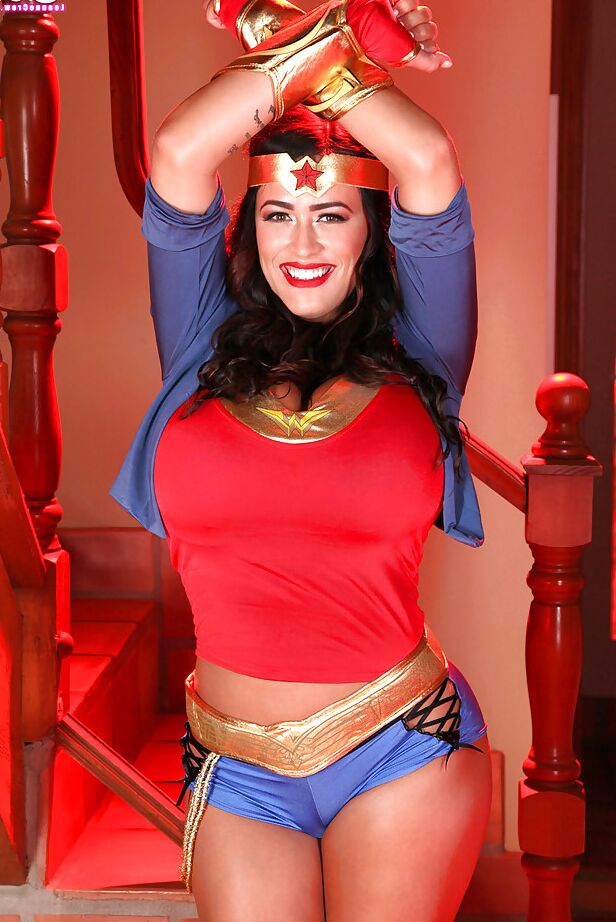 15P La superbe star du porno aux gros seins Leanne Crow dose du cosplay dans son costume sexy
