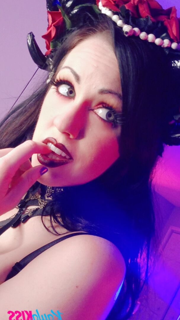 12P La amateur tetona Kayla Kiss usa empanadas en los pezones y un sombrero durante la acción SFW