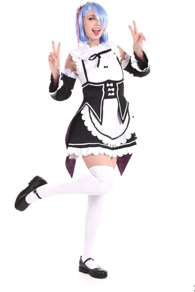 15P Das süße Mädchen Sia Siberia fickt ihre Muschi mit einem Dildo, während sie in Cosplay-Kleidung geschmückt ist