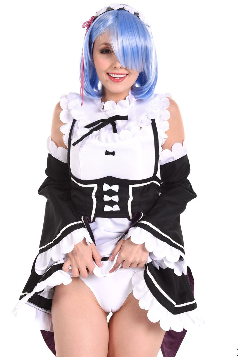 15P Das süße Mädchen Sia Siberia fickt ihre Muschi mit einem Dildo, während sie in Cosplay-Kleidung geschmückt ist