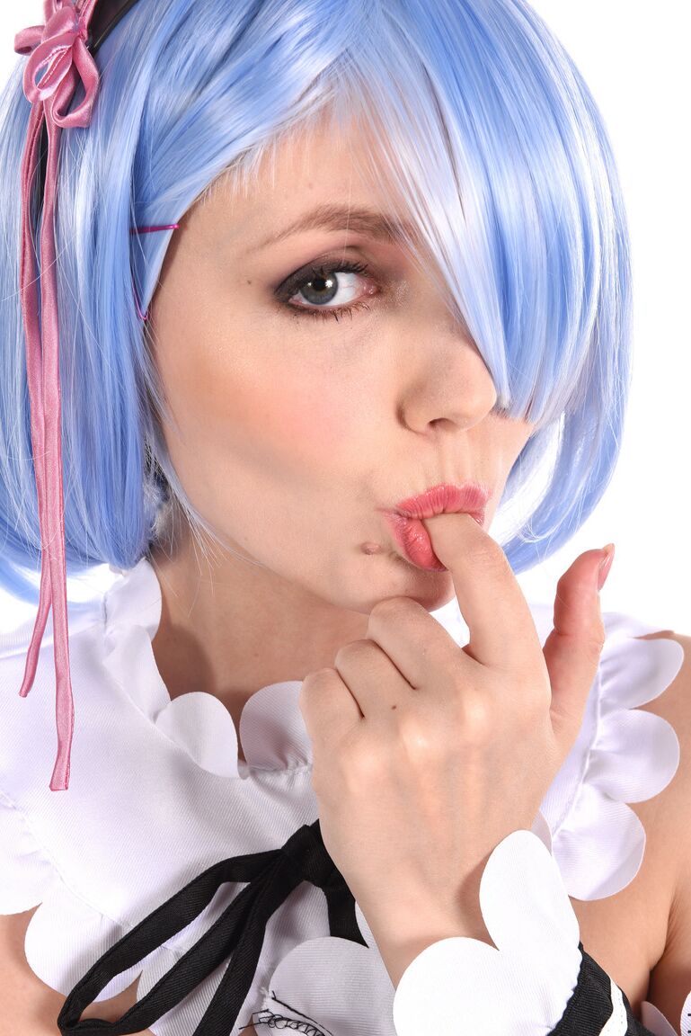 15P Das süße Mädchen Sia Siberia fickt ihre Muschi mit einem Dildo, während sie in Cosplay-Kleidung geschmückt ist