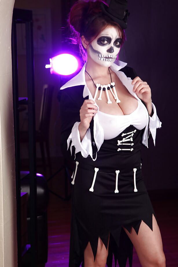 16P La estrella porno cosplay Tessa Fowler libera grandes aldabas durante una sesión de fotos en solitario