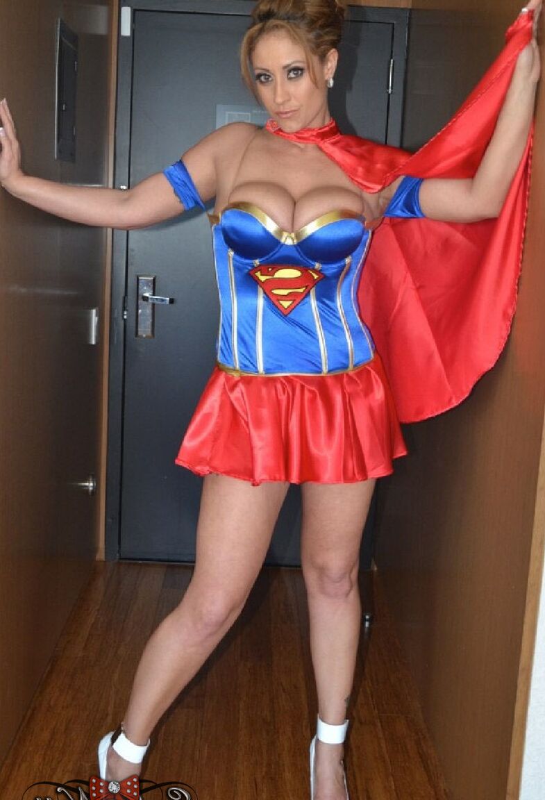 15P Sexy MILF Eva Notty ostenta gozada nos peitos enquanto remove uma fantasia de Superman