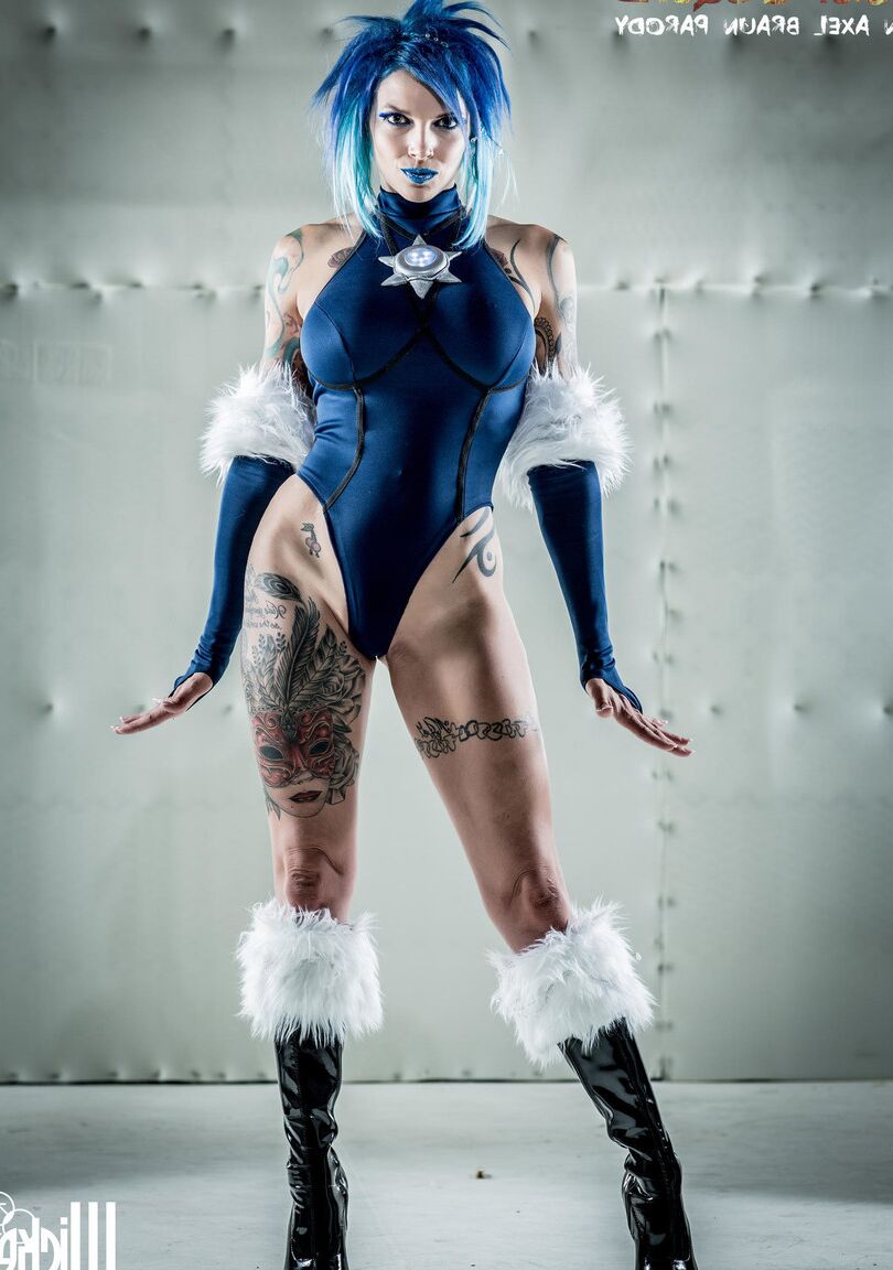 20P Las pervertidas estrellas porno Katy Kiss y Anna Bell Peaks comparten una polla en prisión