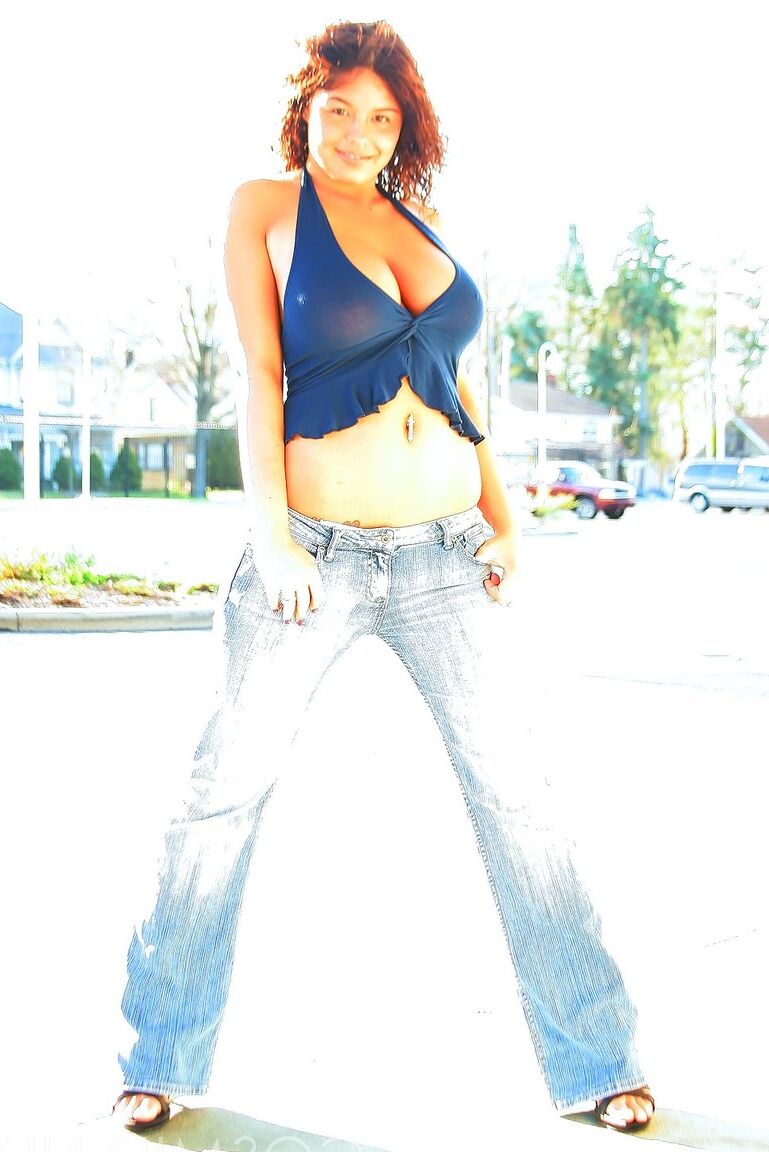 16P A vagabunda peituda Becca Stein em jeans exibindo seus grandes seios naturais na rua