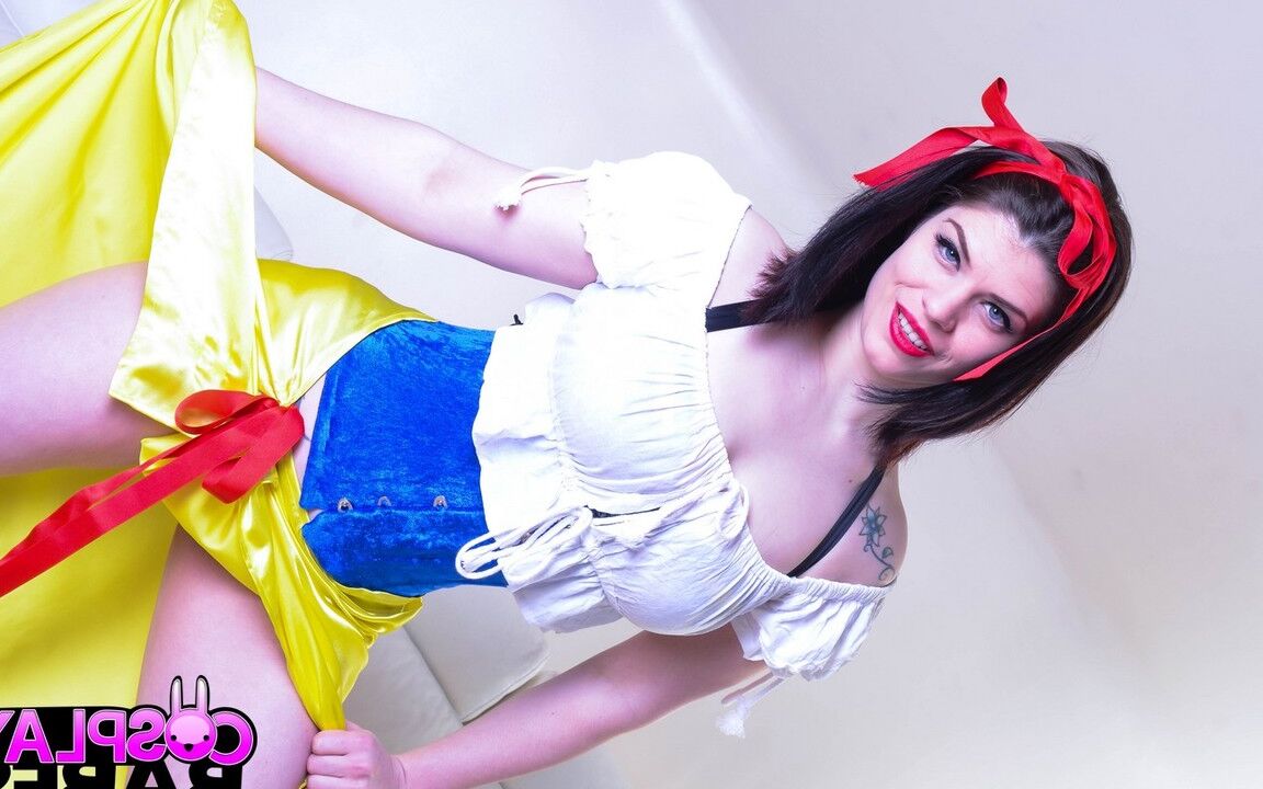14P La belleza británica Lucia Love se masturba vestida de Blancanieves
