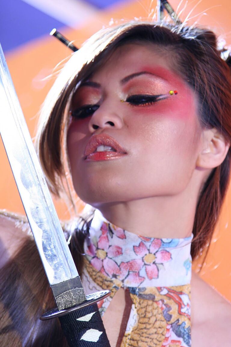 15P Adolescente asiática cosplay Charmane Star haciendo alarde de su culo de estrella porno