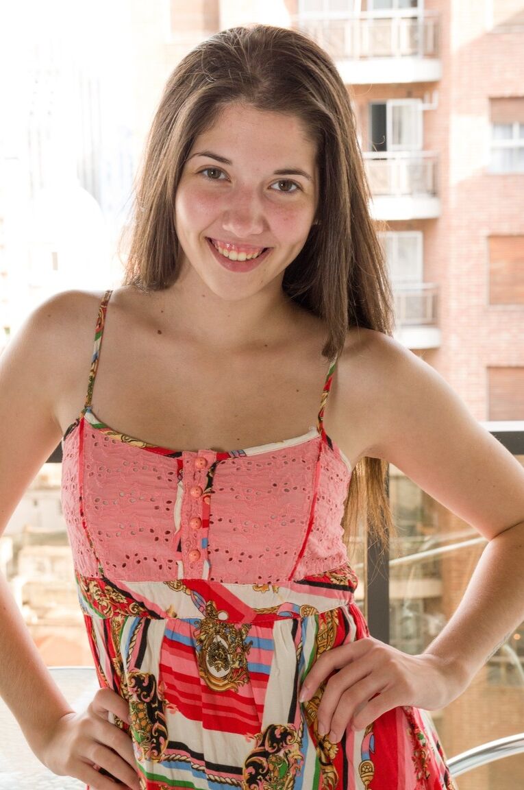 17P La adorable adolescente Virgin revela su castor después de quitarse la ropa interior negra