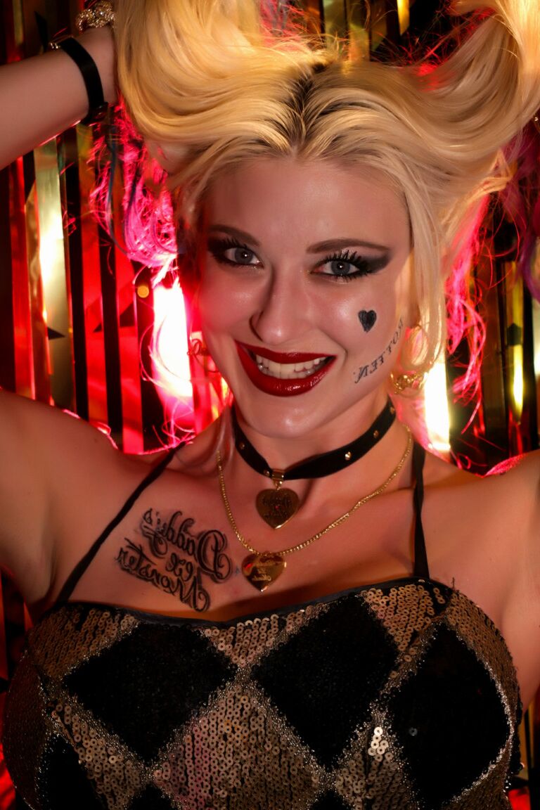21P La star blonde du porno Leya Falcon exhibe ses faux seins juteux dans un club de strip-tease.